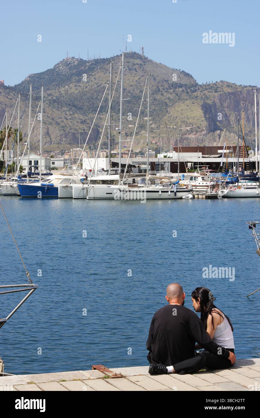Romantisches Paar am sonnigen Nachmittag im Hafen von Palermo Stockfoto