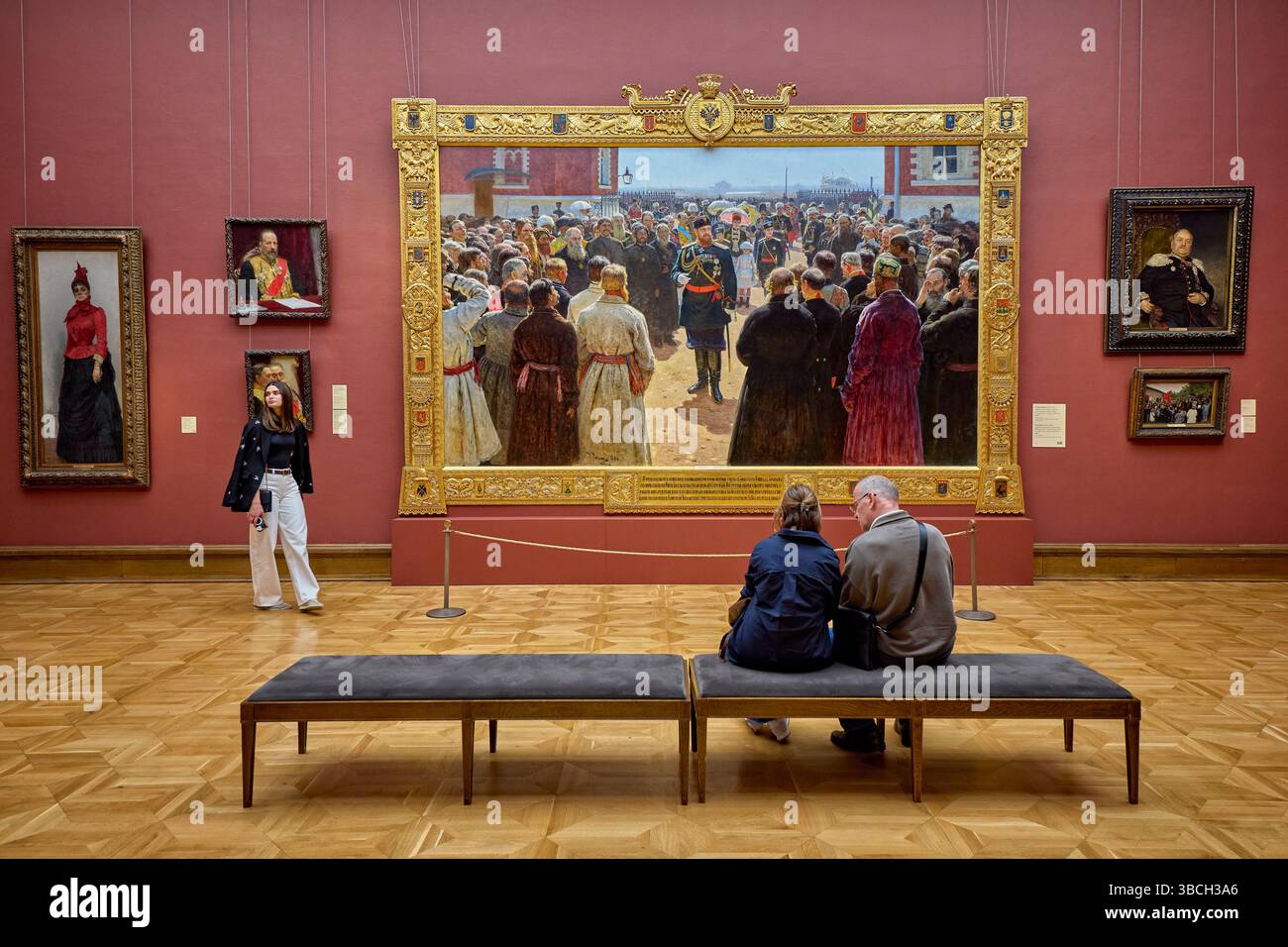 Besucher sehen das Gemälde Kaiser Alexander III. Empfing Rural District Elders (1886) von Ilja Repin in der State Tretjakov Gallery. Moskau, Russland Stockfoto