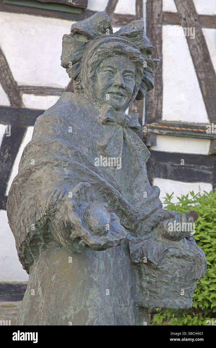 Skulptur Butterfrau von Georg Gehring, Symbol für historische Butterproduktion, Marktfrau, Lebensmittelproduktion, Butter, Produktion, Verarbeitung, Produktion Stockfoto