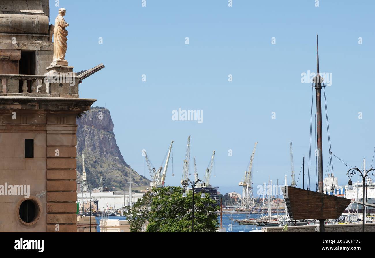Blick auf die Küste und den Hafen von Palermo an sonnigen Tagen Stockfoto