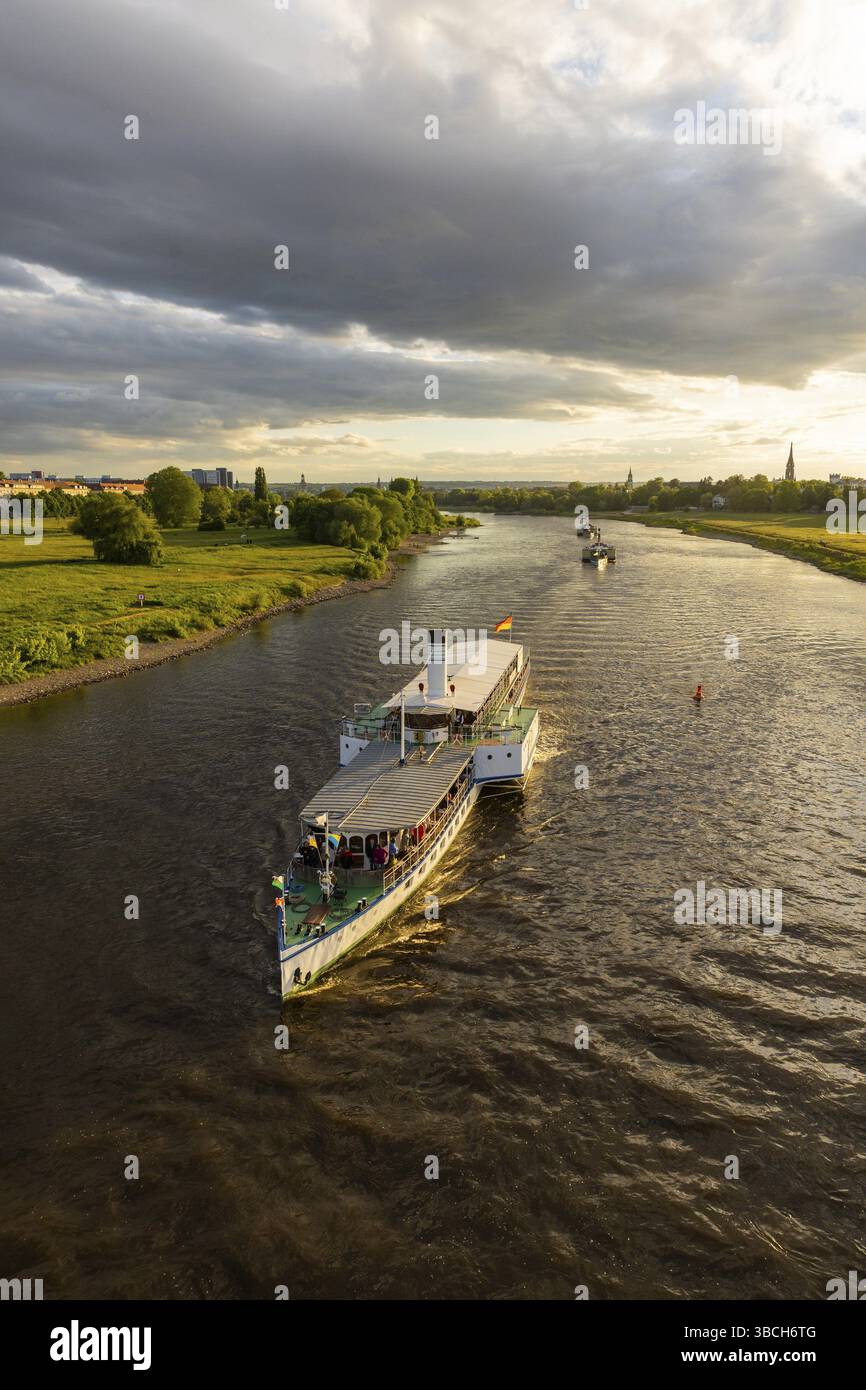 Beim Dixiland Festival schlurfen Flussboote mit den Dampfbooten der Sächsischen Dampfschiffgesellschaft auf der Elbe. Raddampfer Leipzig, Dresden, Sachsen, GE Stockfoto