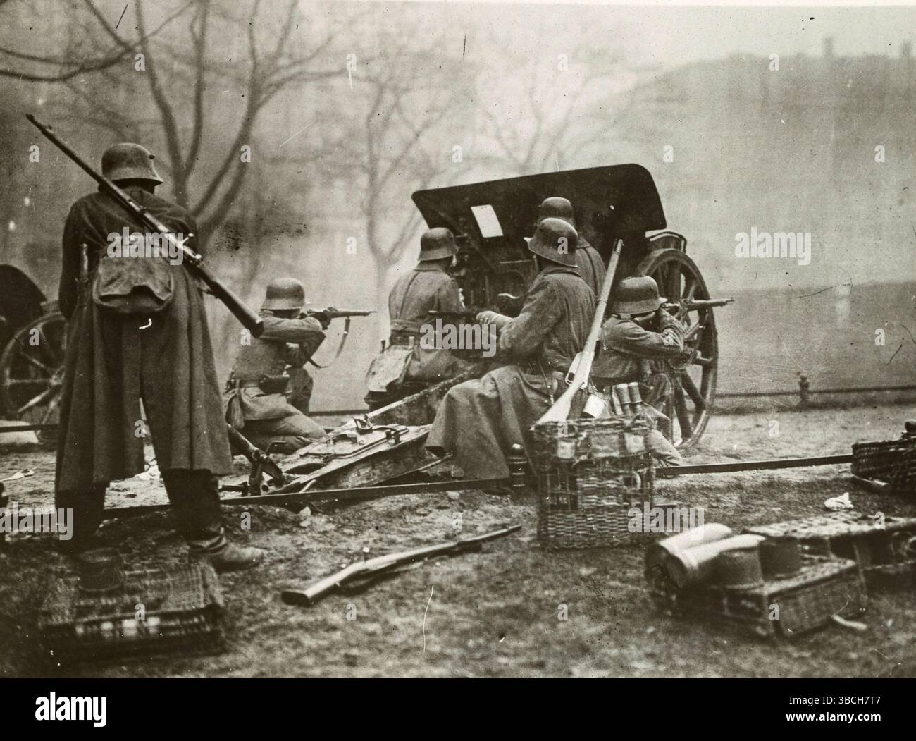 Regierungstruppen bemannten ein Feldgewehr in den Straßen Berlins während des Spartakisten-Aufstandes. Der Spartacist-Aufstand war ein bewaffneter Aufstand in Berlin vom 5. Bis 12. Januar 1919. Es war in erster Linie ein Machtkampf zwischen den Anhängern der Provisorischen Regierung, die eine Sozialdemokratie befürwortete, und denen der KPD unter Karl Liebknecht und Rosa Luxemburg, die eine sowjetrepublik ähnlich wie die Bolschewisten in Russland errichten wollte. Stockfoto
