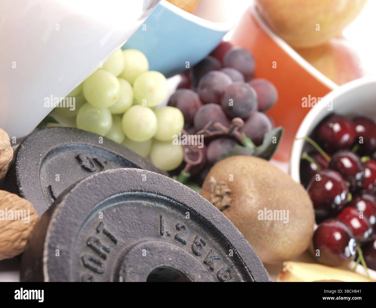 Gewichte mit Früchten und Milch Stockfoto