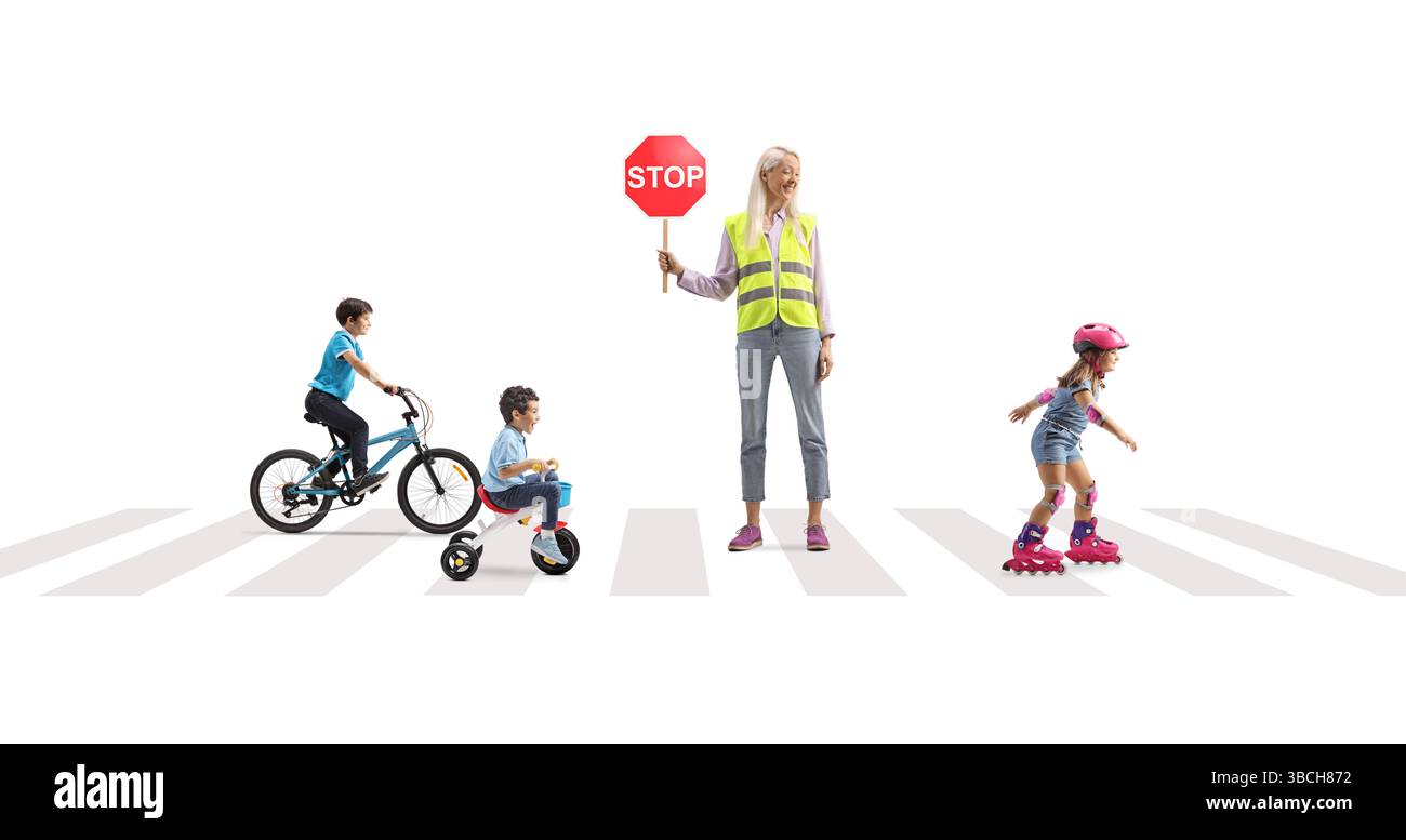 Kinder, die auf einer Straße fahren und Frau, die ein Stoppverkehrsschild hält, Verkehrssicherheitskonzept isoliert auf weißem Hintergrund Stockfoto
