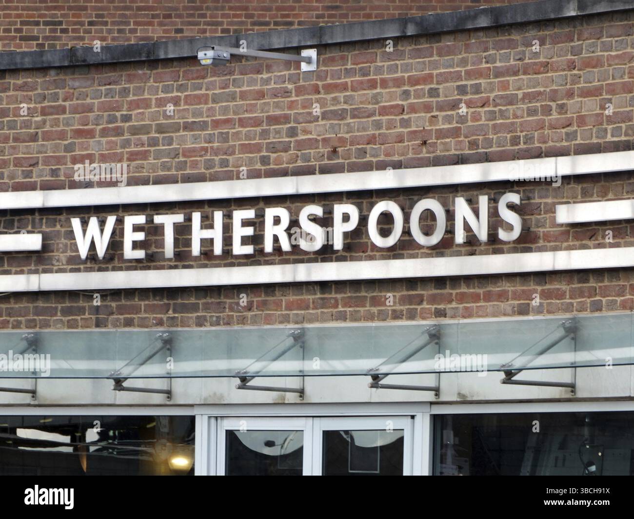 Leeds, West yorkshire, vereinigtes Königreich, 17. märz 2022: Schild über das wetherspoons Public House am Bahnhof von leeds Stockfoto