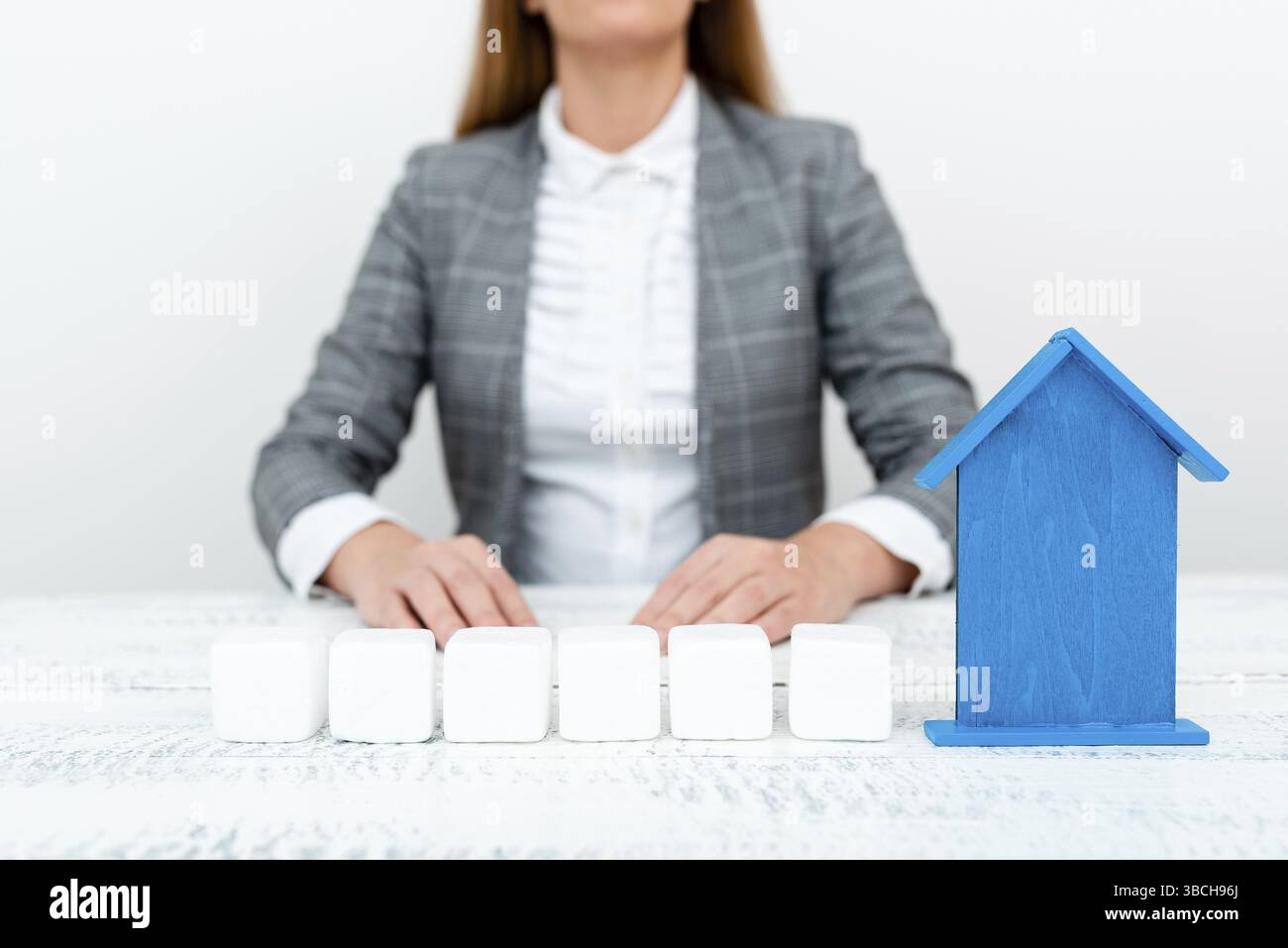 Eine junge Dame Orbusinessfrau, die ihr Zuhause in Business Outfit führt Stockfoto
