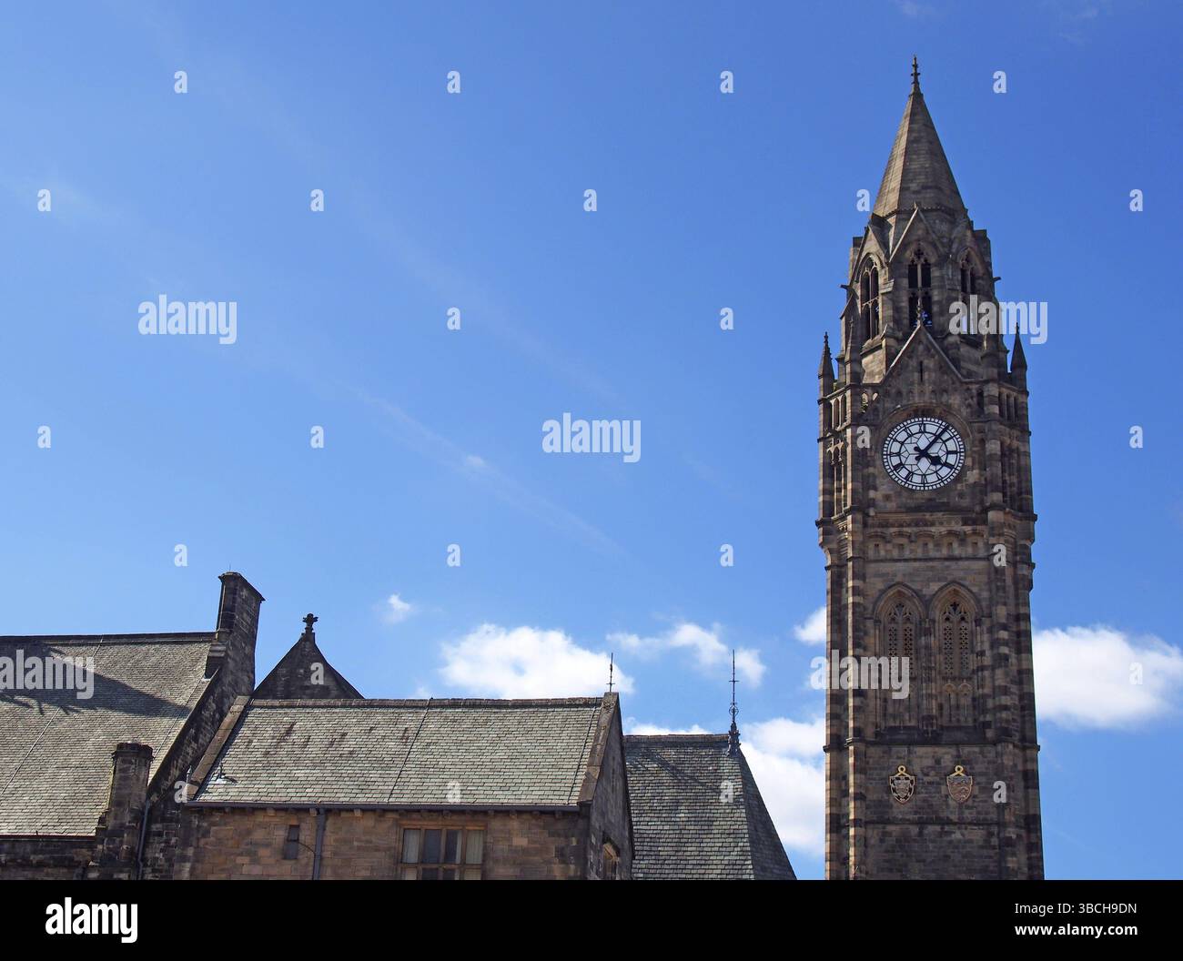 Der hohe Uhrenturm des historischen rochdale-Rathauses aus dem 19. Jahrhundert in lancashire mit blauem Sommerhimmel und weißen Wolken Stockfoto