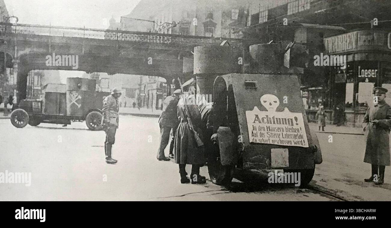 Deutsche Regierungstruppen und Freikorps-Milizen kämpften gegen die Kommunisten während des Spartakistischen Aufstandes. Der Spartacist-Aufstand war ein bewaffneter Aufstand in Berlin vom 5. Bis 12. Januar 1919. Es war in erster Linie ein Machtkampf zwischen den Anhängern der Provisorischen Regierung, die eine Sozialdemokratie befürwortete, und denen der KPD unter Karl Liebknecht und Rosa Luxemburg, die eine sowjetrepublik ähnlich wie die Bolschewisten in Russland errichten wollte. Das Schild auf dem Tank warnt die Leute, zu Hause zu bleiben. Stockfoto