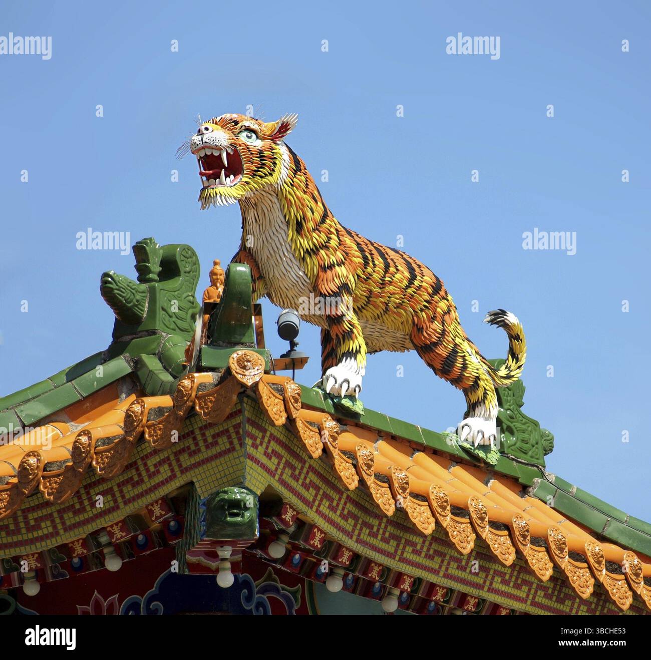 Keramik-Skulptur von einem heftigen Tiger auf einem traditionellen chinesischen Tempel Traufe Stockfoto