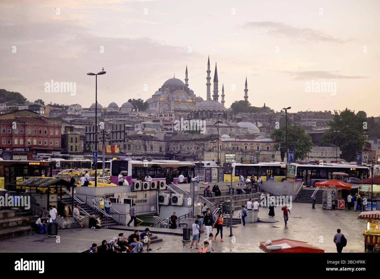Geschäftige plaza in der Abenddämmerung mit Moscheen und Minaretten in Istanbuls Skyline. Istanbul, Türkei Stockfoto