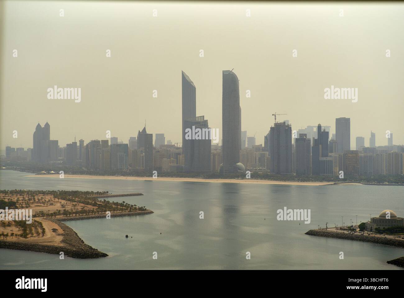 Blick aus der Vogelperspektive auf die Skyline der Stadt mit hohen Gebäuden und einer Uferpromenade. Abu Dhabi, VAE Stockfoto
