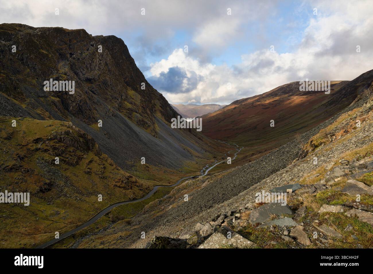 westseite des honister-Passes Blick nach Westen in Richtung buttermere vom Gipfel sonniger Wintertag keine Leute oder Autos Stockfoto