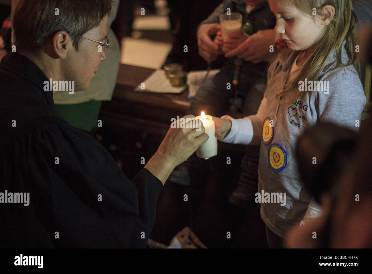 Das Licht des Friedens aus Bethlehem, das vom ORF nach Wien gebracht und dort von einer Delegation von Münsterer Pfadfindern gesammelt wurde, wird an Pfadfinderinnen aus verteilt Stockfoto