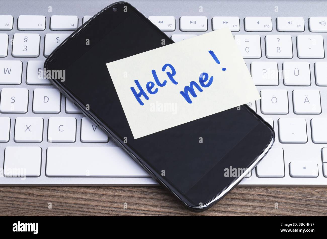 Smartphone auf Tastatur und Aufkleber Stockfoto