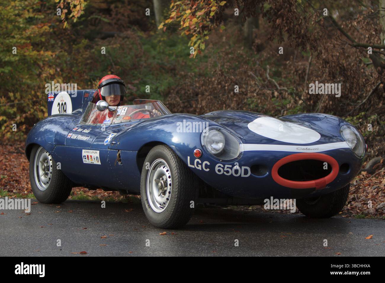 Model Tristan posiert im Jaguar D-Type, Sieger der 24-Stunden-Rennen von Le Mans in den Jahren 1955, 1956 und 1957 Stockfoto