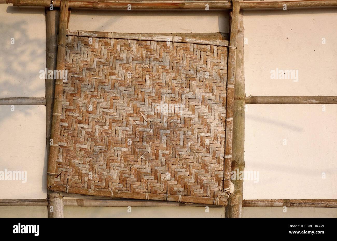 Ein traditionelles chinesisches Bauernhaus aus Bambus mit Bambusfenster Stockfoto