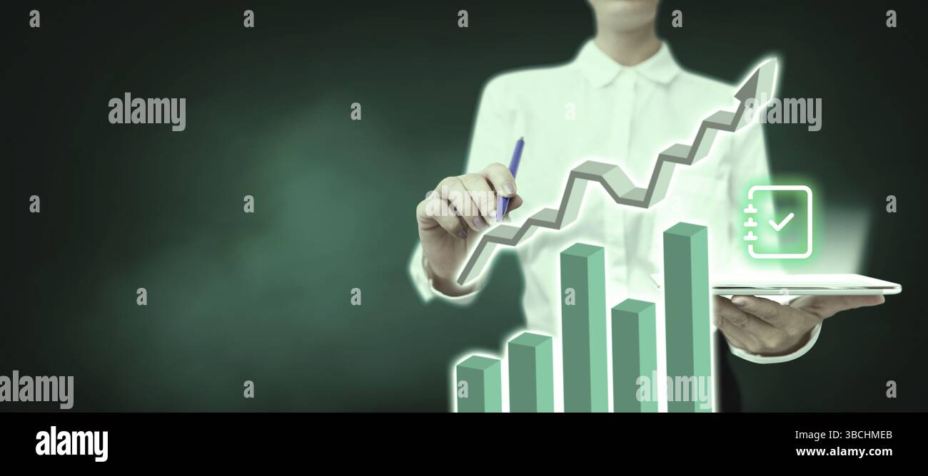 Dame mit Tablette und Stift. Zeigt auf dem Bildschirm auf fufturistisches Element Stockfoto