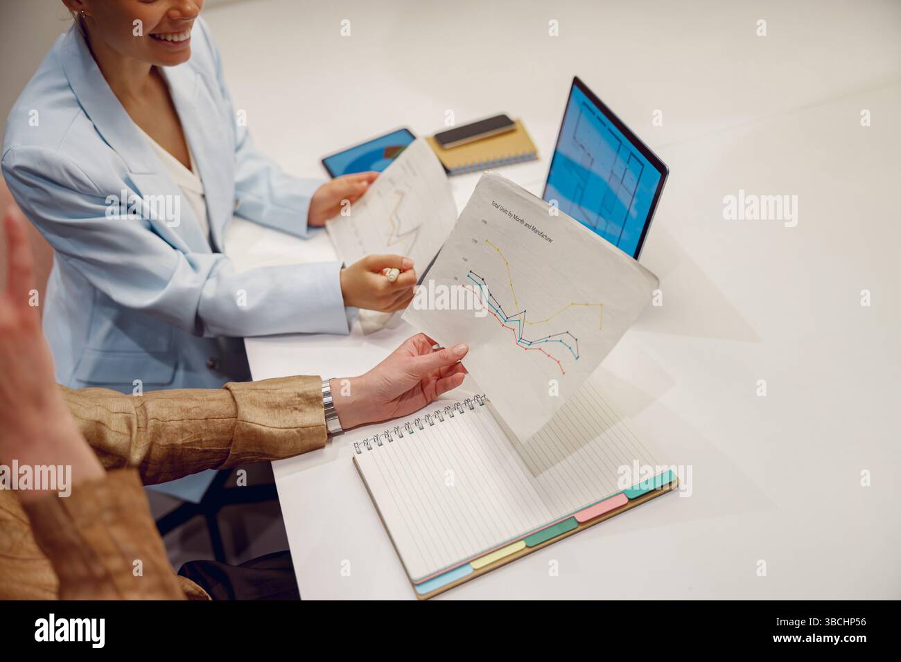 Nehmen Sie an einem interaktiven Geschäftstreffen Teil, bei dem Sie Datenanalysen und Strategiediskussionen durchführen können Stockfoto