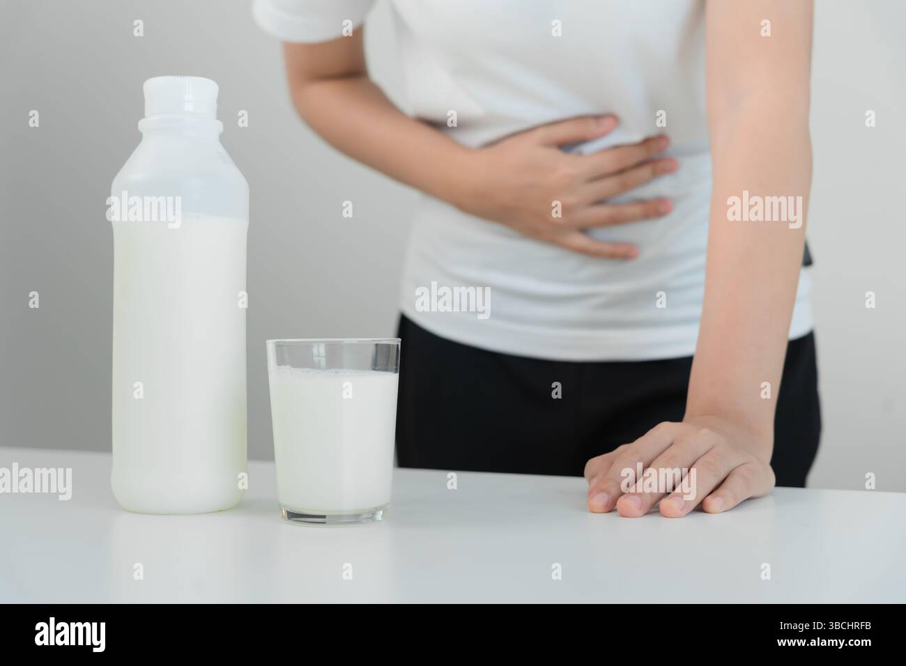 Milchallergene, krank traurig ungesunde kranke allergische Frau, laufende verstopfte Nase leiden unter Unverträglichkeit Allergie auslösen Symptome. Bauchschmerzen, Allerg Stockfoto
