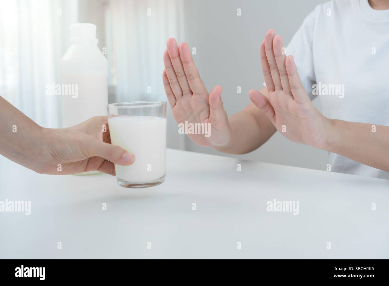Milchallergene, Frau verwirrte Milch, laufende verstopfte Nase leiden unter Unverträglichkeitsallergien auslösen Symptome. Bauchschmerzen, Allergene, Nussprotein, Stockfoto