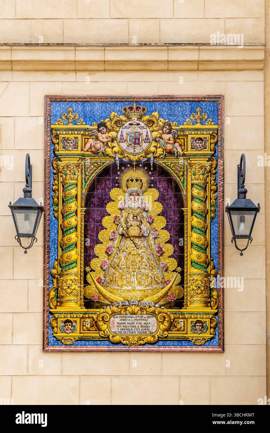 Jerez de la Frontera, Spanien - 15. Mai 2025: Details der mittelalterlichen Häuser und Paläste im historischen Zentrum, dekoriert für die Karwoche in Jerez de la Stockfoto