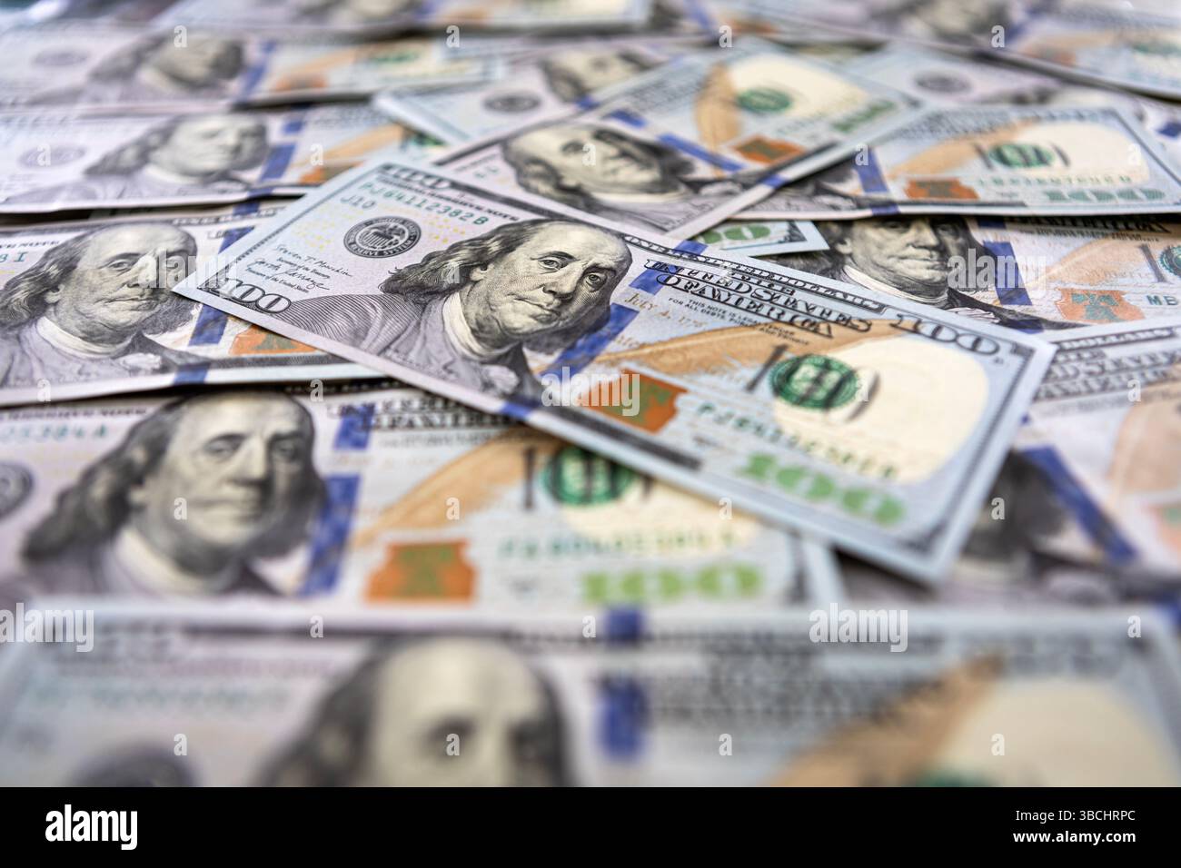 Das Konzept des Finanzvermögens zeigt den Schwerpunkt auf vielen hundert-Dollar-Banknoten Stockfoto
