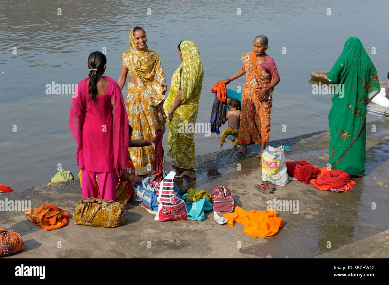 Asien, Indien, Bundesstaat Madhya Pradesh, Omkareshwar, Gruppe von Damen Wäsche waschen in einem Narmada Fluss Stockfoto