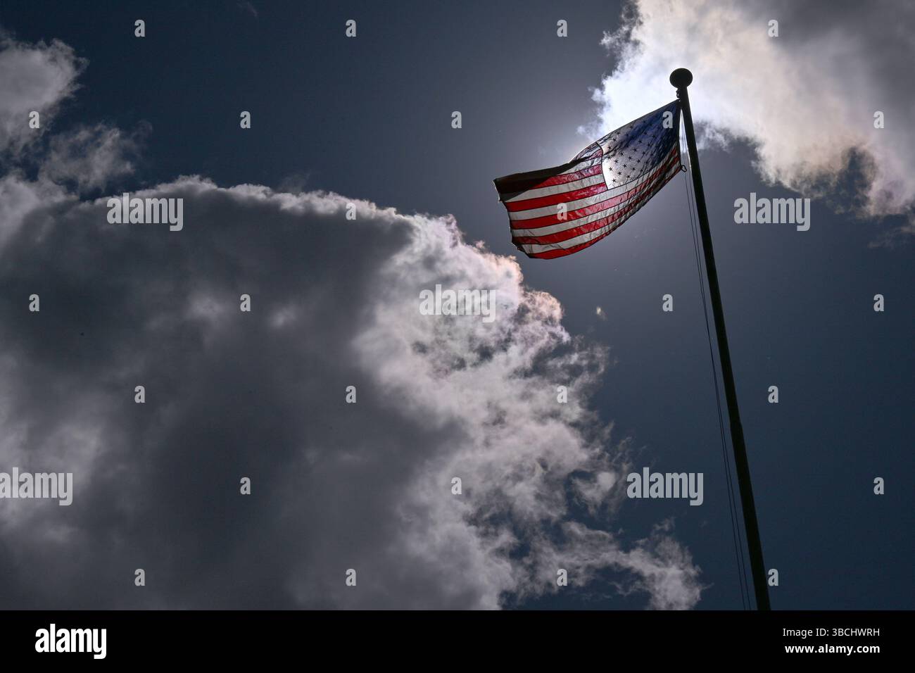 Rasdorf, Deutschland. Mai 2025. Die amerikanische Flagge fliegt während der Flaggenzeremonie im Rahmen des 35. Jahrestages der „letzten Grenzpatrouille“ im ehemaligen US-Lager „Point Alpha“ an der ehemaligen innerdeutschen Grenze zwischen Rasdorf und Geisa. Die Flagge der USA ist auch bekannt als die Stars and Stripes. Mit dieser Zeremonie würdigt die Point Alpha Foundation den Dienst der US-Soldaten, die über vier Jahrzehnte lang an der innerdeutschen Grenze patrouillierten. (Foto mit einer Drohne) Credit: Martin Schutt/dpa/Alamy Live News Stockfoto