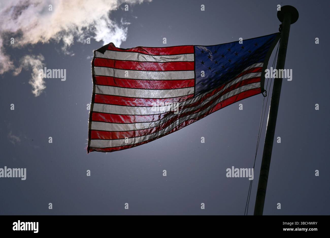 Rasdorf, Deutschland. Mai 2025. Die amerikanische Flagge fliegt während der Flaggenzeremonie im Rahmen des 35. Jahrestages der „letzten Grenzpatrouille“ im ehemaligen US-Lager „Point Alpha“ an der ehemaligen innerdeutschen Grenze zwischen Rasdorf und Geisa. Die Flagge der USA ist auch bekannt als die Stars and Stripes. Mit dieser Zeremonie würdigt die Point Alpha Foundation den Dienst der US-Soldaten, die über vier Jahrzehnte lang an der innerdeutschen Grenze patrouillierten. (Foto mit einer Drohne) Credit: Martin Schutt/dpa/Alamy Live News Stockfoto