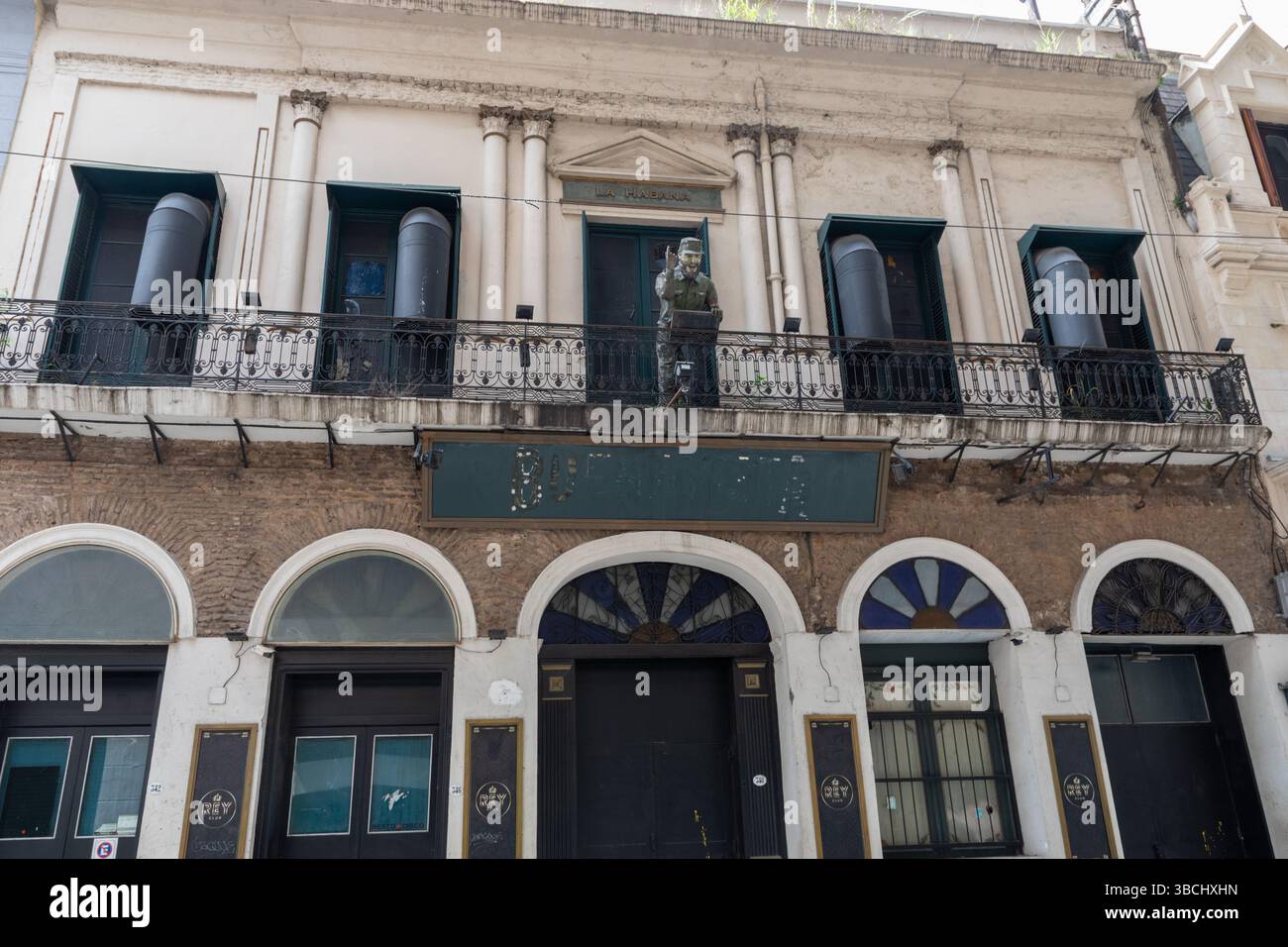Eine Statue des verstorbenen kubanischen Präsidenten Fidel Castro blickt von einem Club-Balkon in San Telmo im Zentrum von Buenos Aires. Stockfoto
