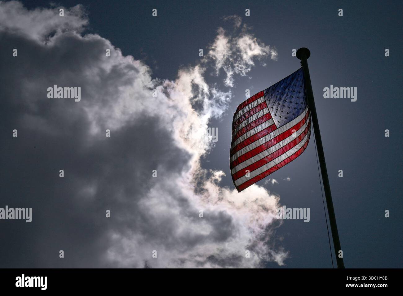 Rasdorf, Deutschland. Mai 2025. Die amerikanische Flagge fliegt während der Flaggenzeremonie im Rahmen des 35. Jahrestages der „letzten Grenzpatrouille“ im ehemaligen US-Lager „Point Alpha“ an der ehemaligen innerdeutschen Grenze zwischen Rasdorf und Geisa. Die Flagge der USA ist auch bekannt als die Stars and Stripes. Mit dieser Zeremonie würdigt die Point Alpha Foundation den Dienst der US-Soldaten, die über vier Jahrzehnte lang an der innerdeutschen Grenze patrouillierten. (Foto mit einer Drohne) Credit: Martin Schutt/dpa/Alamy Live News Stockfoto