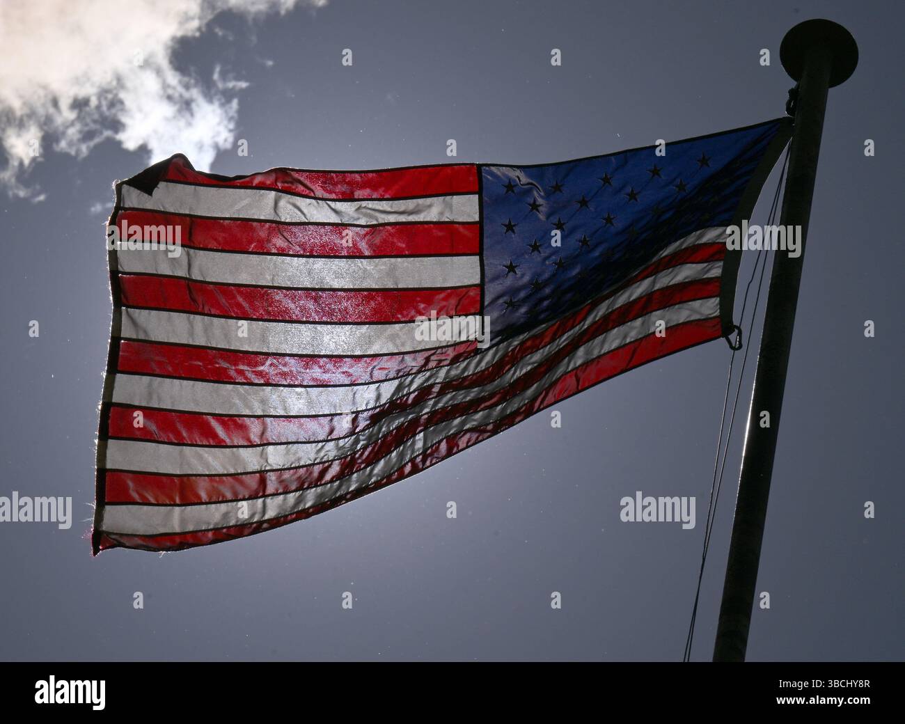 Rasdorf, Deutschland. Mai 2025. Die amerikanische Flagge fliegt während der Flaggenzeremonie im Rahmen des 35. Jahrestages der „letzten Grenzpatrouille“ im ehemaligen US-Lager „Point Alpha“ an der ehemaligen innerdeutschen Grenze zwischen Rasdorf und Geisa. Die Flagge der USA ist auch bekannt als die Stars and Stripes. Mit dieser Zeremonie würdigt die Point Alpha Foundation den Dienst der US-Soldaten, die über vier Jahrzehnte lang an der innerdeutschen Grenze patrouillierten. (Foto mit einer Drohne) Credit: Martin Schutt/dpa/Alamy Live News Stockfoto