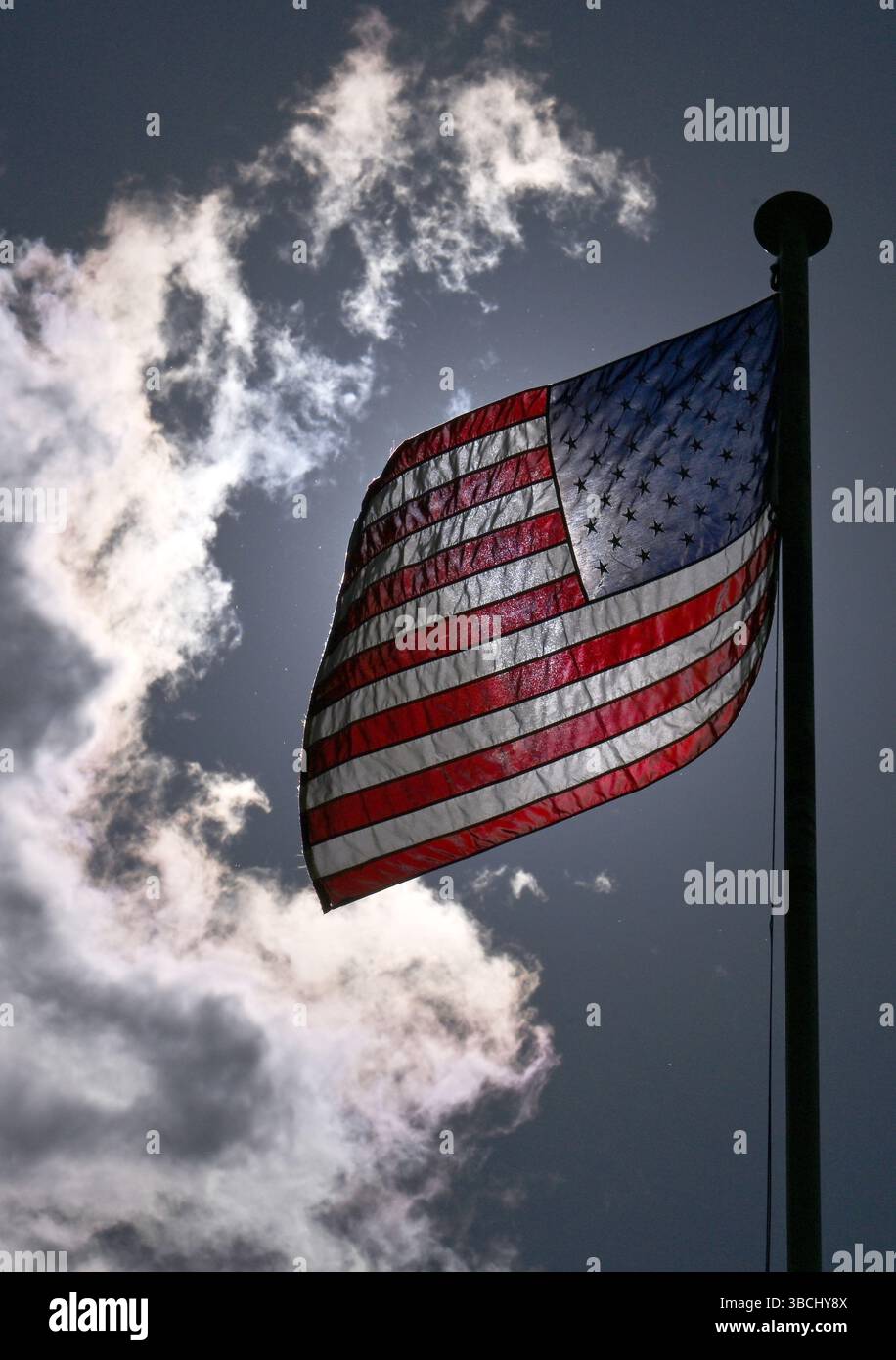 Rasdorf, Deutschland. Mai 2025. Die amerikanische Flagge fliegt während der Flaggenzeremonie im Rahmen des 35. Jahrestages der „letzten Grenzpatrouille“ im ehemaligen US-Lager „Point Alpha“ an der ehemaligen innerdeutschen Grenze zwischen Rasdorf und Geisa. Die Flagge der USA ist auch bekannt als die Stars and Stripes. Mit dieser Zeremonie würdigt die Point Alpha Foundation den Dienst der US-Soldaten, die über vier Jahrzehnte lang an der innerdeutschen Grenze patrouillierten. (Foto mit einer Drohne) Credit: Martin Schutt/dpa/Alamy Live News Stockfoto