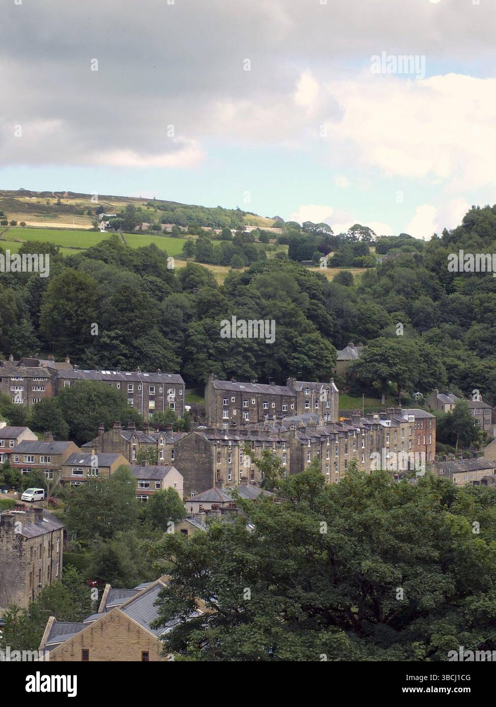 Malerischer Blick auf Reihen typischer hoher Steinhäuser zwischen Hügeln in hebden Bridge West yorkshire Stockfoto