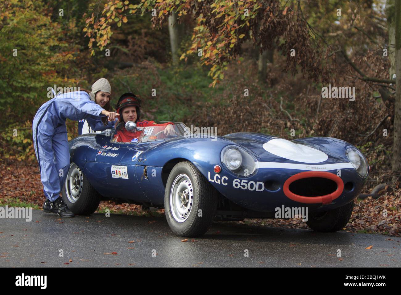 Die Modelle Tristan und Nicole posieren mit dem Jaguar D-Type, dem Gewinner der 24-Stunden-Rennen von Le Mans in den Jahren 1955, 1956 und 1957 Stockfoto