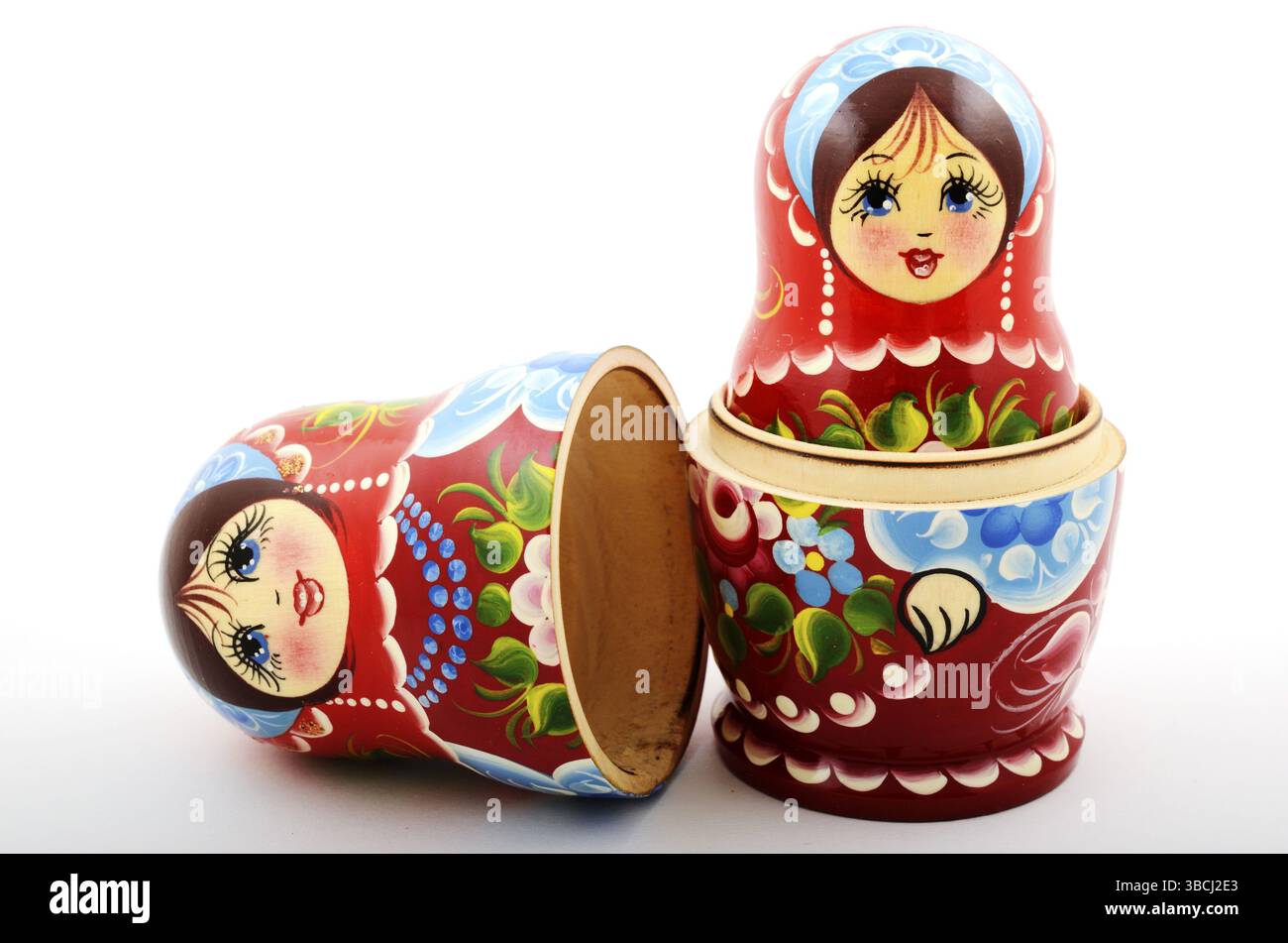 Zwei traditionelle russische Matryoschka-Puppen auf weißem Hintergrund Stockfoto