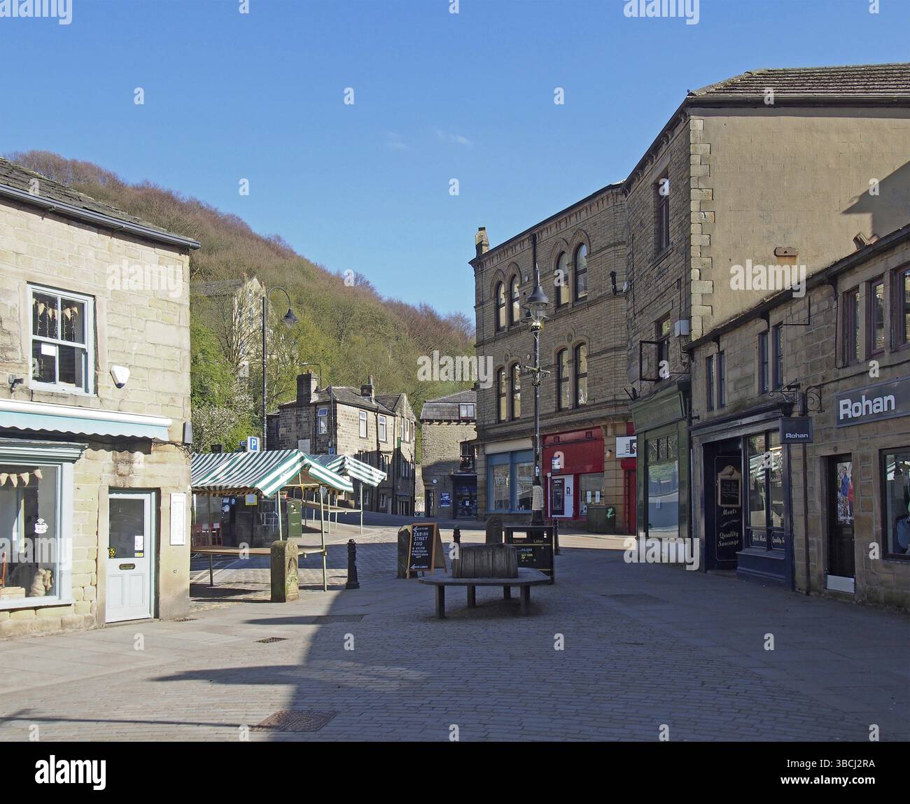 Vereinigtes Königreich, 20. Mai 2020: Weberplatz im Zentrum der hebdenbrücke, umgeben von Geschäften und Cafés ohne Menschen Stockfoto