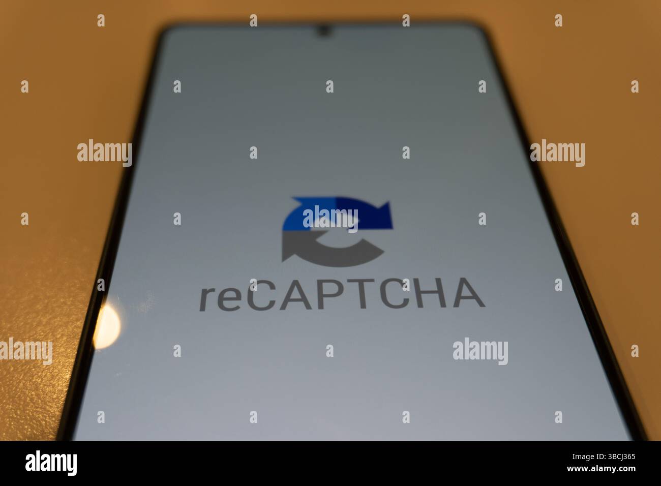 ReCAPTCHA-Symbol auf einem Smartphone-Bildschirm. Stockfoto