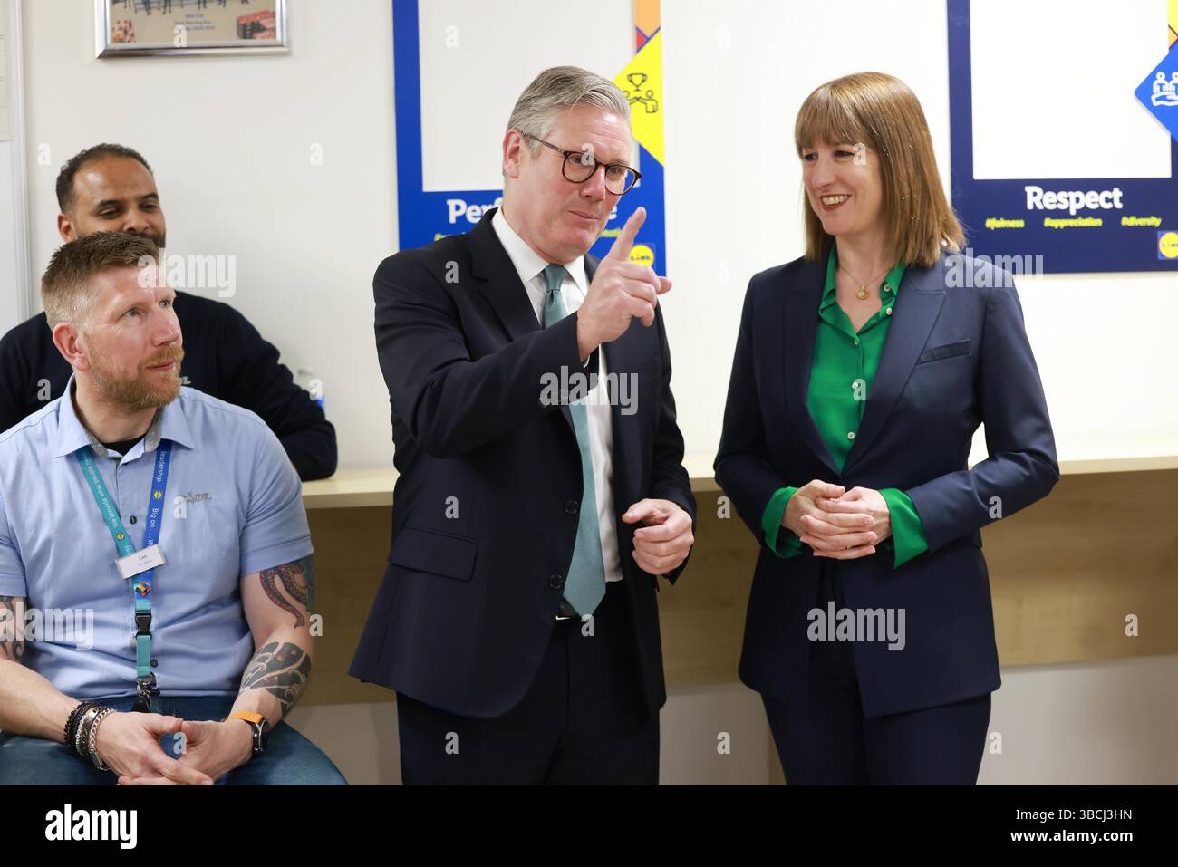 Premierminister Sir Keir Starmer und Finanzkanzlerin Rachel Reeves während eines Besuchs in einer Filiale des Supermarktes Lidl im Zentrum Londons. Bilddatum: Dienstag, 20. Mai 2025. Stockfoto