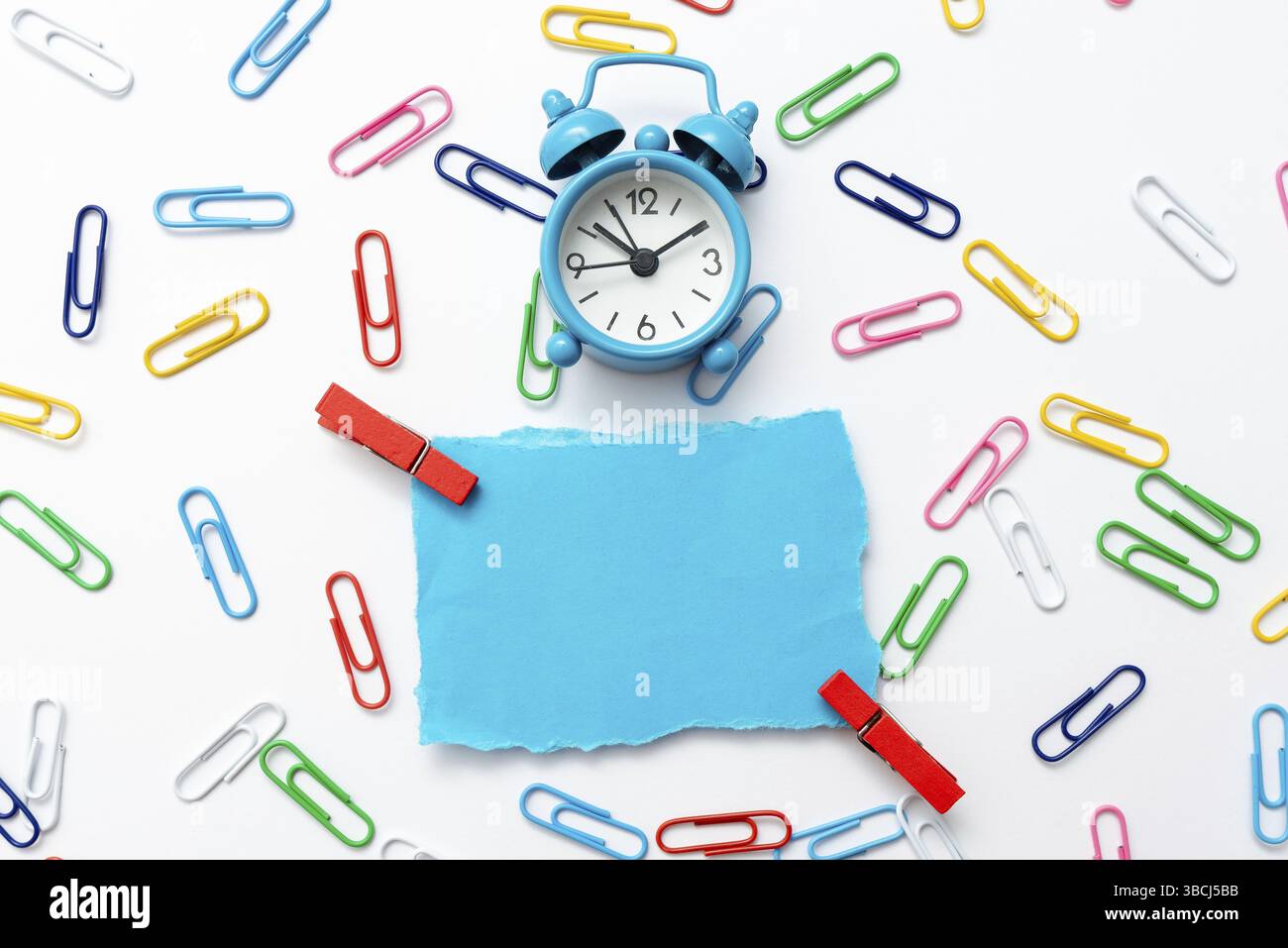 Aufgeräumter Arbeitsbereich, Schreibtischtools Und -Geräte, Zeitmanagement Stockfoto