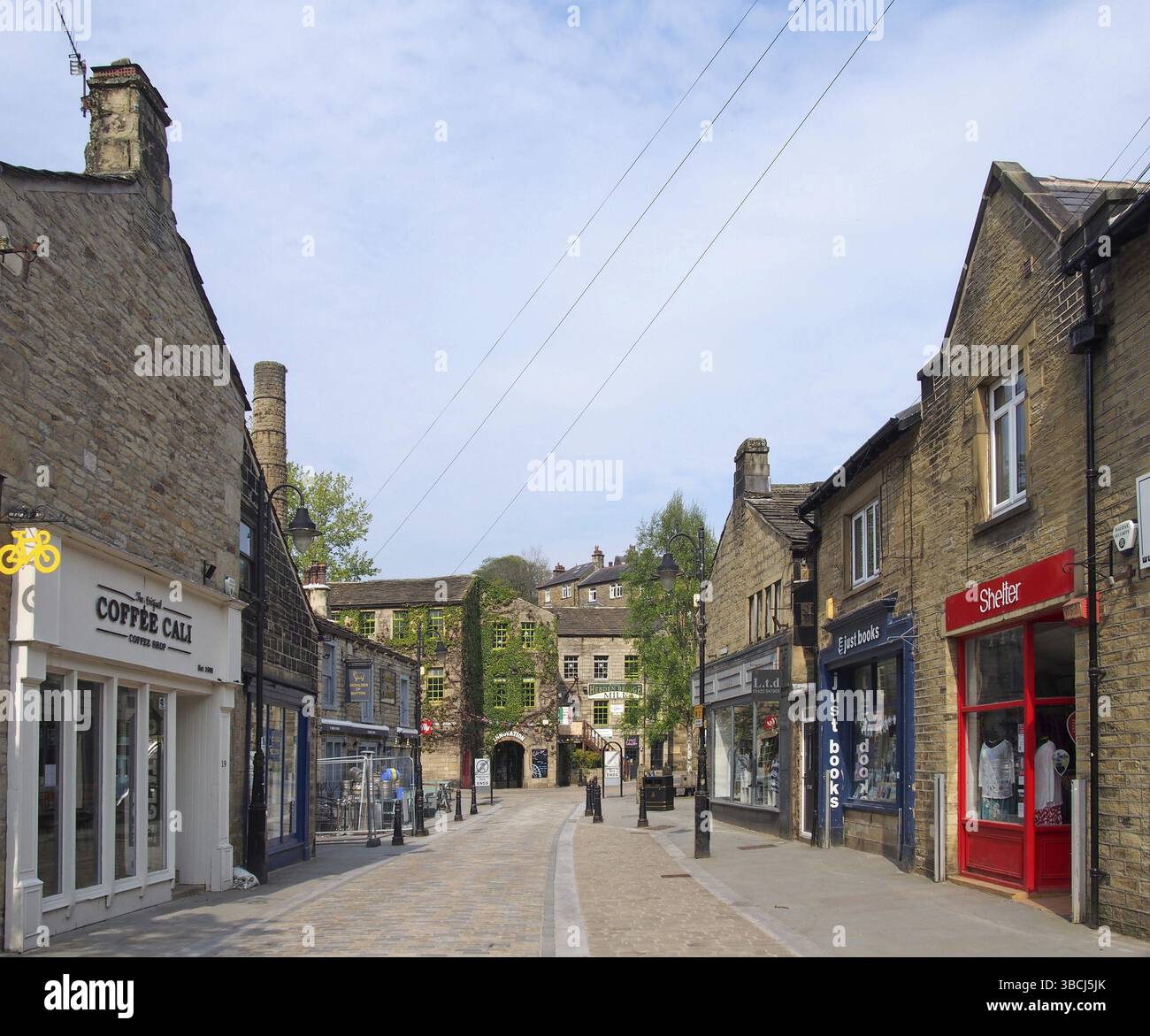 Vereinigtes Königreich, 20. Mai 2020: Brückentor im Zentrum der hebdenbrücke mit Geschäften und Cafés auf beiden Straßenseiten Stockfoto