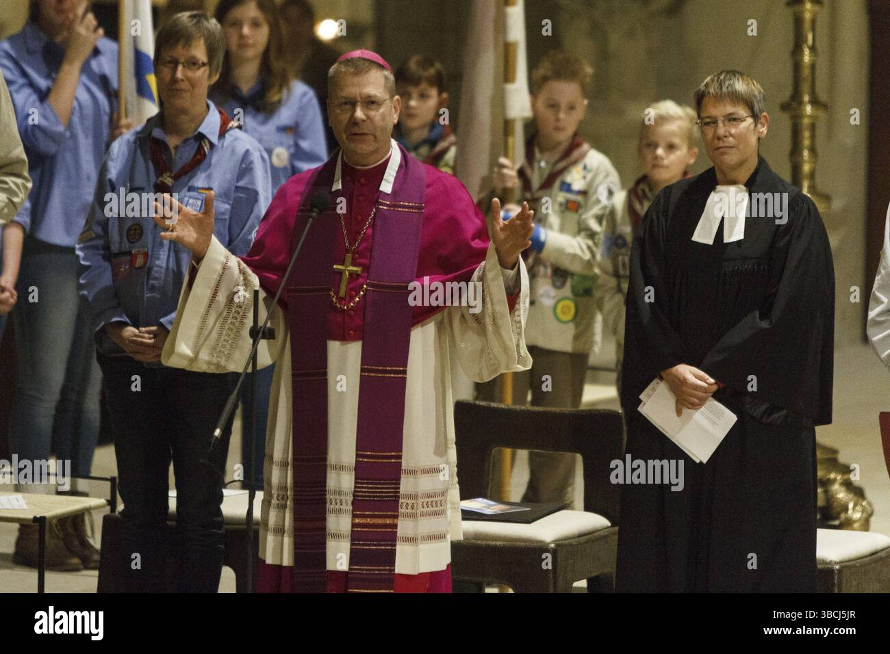 2000 Pfadfinderinnen und Pfadfinder erhielten am 3. Adventstag das Friedenslicht von Bethlehem im Münster, um es in den Pfarrgemeinden der Diözese zu verteilen Stockfoto