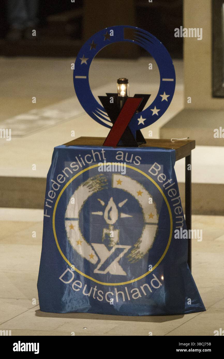 2000 Pfadfinderinnen und Pfadfinder erhielten am 3. Adventstag das Friedenslicht von Bethlehem im Münster, um es in den Pfarrgemeinden der Diözese zu verteilen Stockfoto