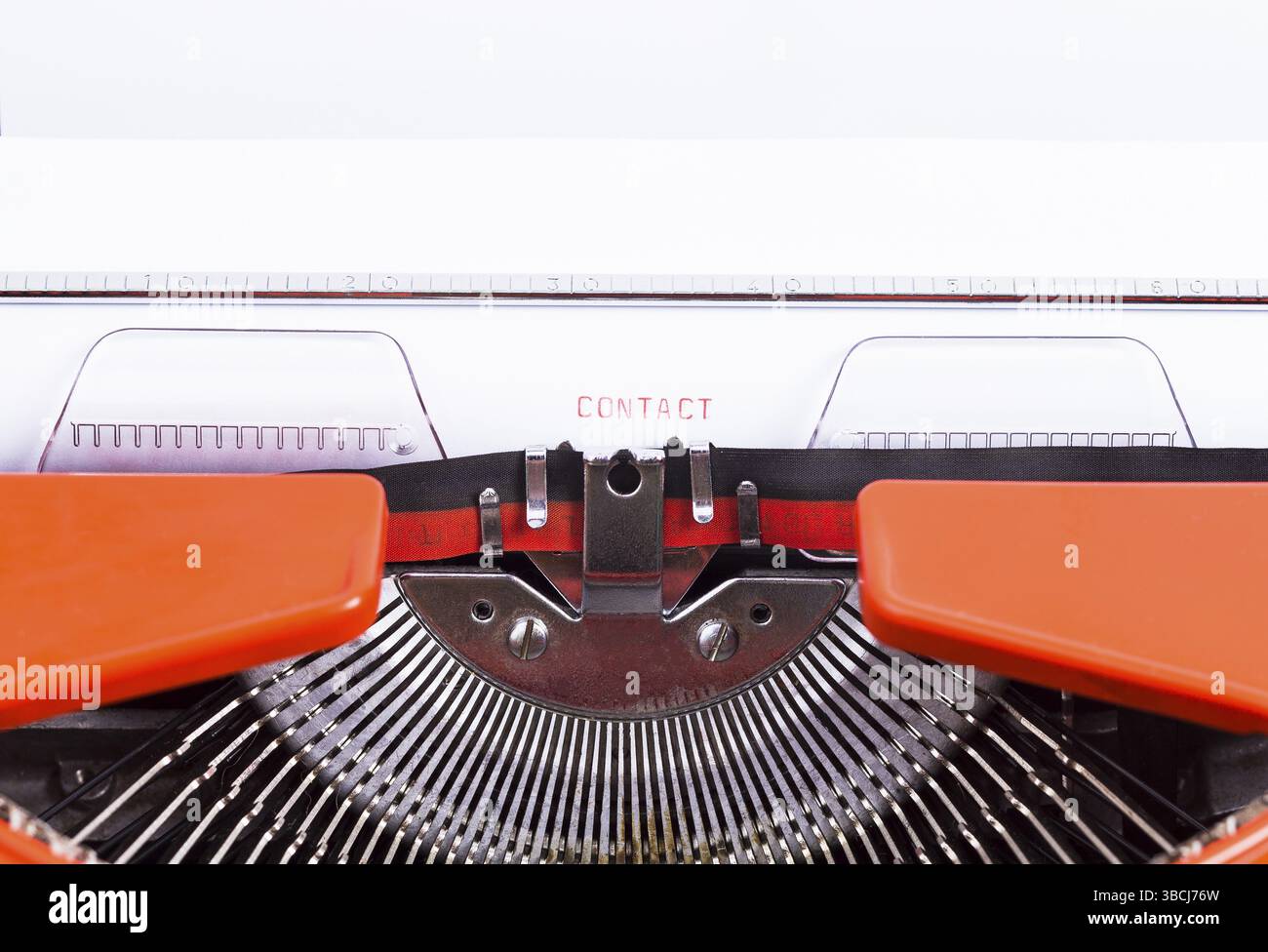 Das Foto zeigt eine Schreibmaschine mit dem geschriebenen Wort Kontakt Stockfoto