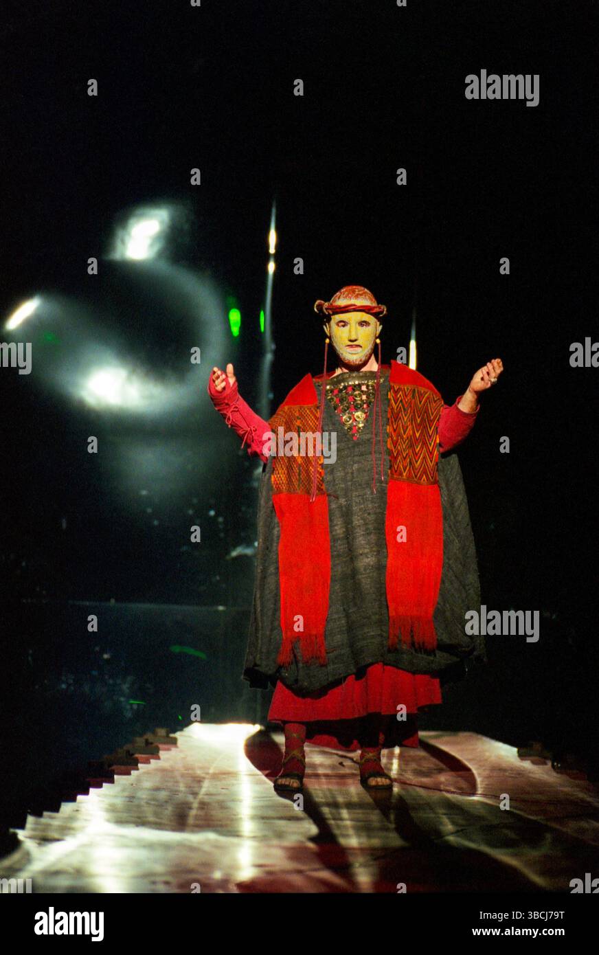 Alan Howard (Ödipus) in OEDIPUS THE KING von Sophocles im Olivier Theatre, National Theatre (NT), London SE1 17/09/1996 Teil DER ÖDIPUSSPIELE übersetzt von Ranjit Bolt Komponist: Judith Weir Design: Dionysis Fotopoulos Beleuchtung: Mark Henderson Regie: Peter Hall Stockfoto
