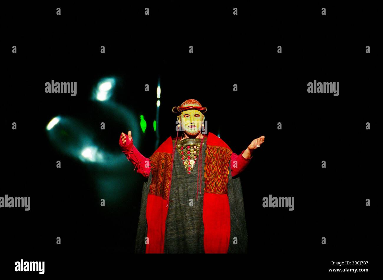 Alan Howard (Ödipus) in OEDIPUS THE KING von Sophocles im Olivier Theatre, National Theatre (NT), London SE1 17/09/1996 Teil DER ÖDIPUSSPIELE übersetzt von Ranjit Bolt Komponist: Judith Weir Design: Dionysis Fotopoulos Beleuchtung: Mark Henderson Regie: Peter Hall Stockfoto