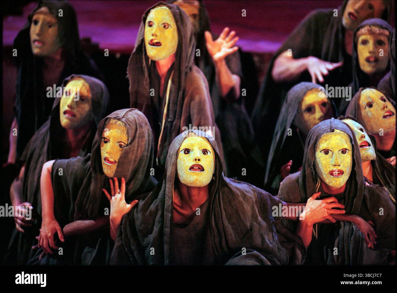 Frauenchor in OEDIPUS THE KING von Sophocles im Olivier Theatre, National Theatre (NT), London SE1 17/09/1996 Teil DER ÖDIPUSSTÜCKE übersetzt von Ranjit Bolt Komponist: Judith Weir Design: Dionysis Fotopoulos Beleuchtung: Mark Henderson Regie: Peter Hall Stockfoto