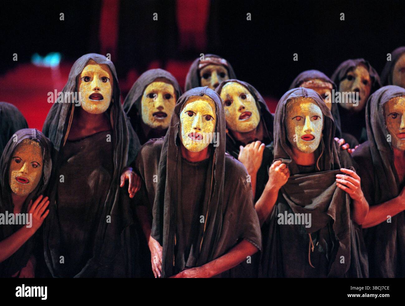 Frauenchor in OEDIPUS THE KING von Sophocles im Olivier Theatre, National Theatre (NT), London SE1 17/09/1996 Teil DER ÖDIPUSSTÜCKE übersetzt von Ranjit Bolt Komponist: Judith Weir Design: Dionysis Fotopoulos Beleuchtung: Mark Henderson Regie: Peter Hall Stockfoto
