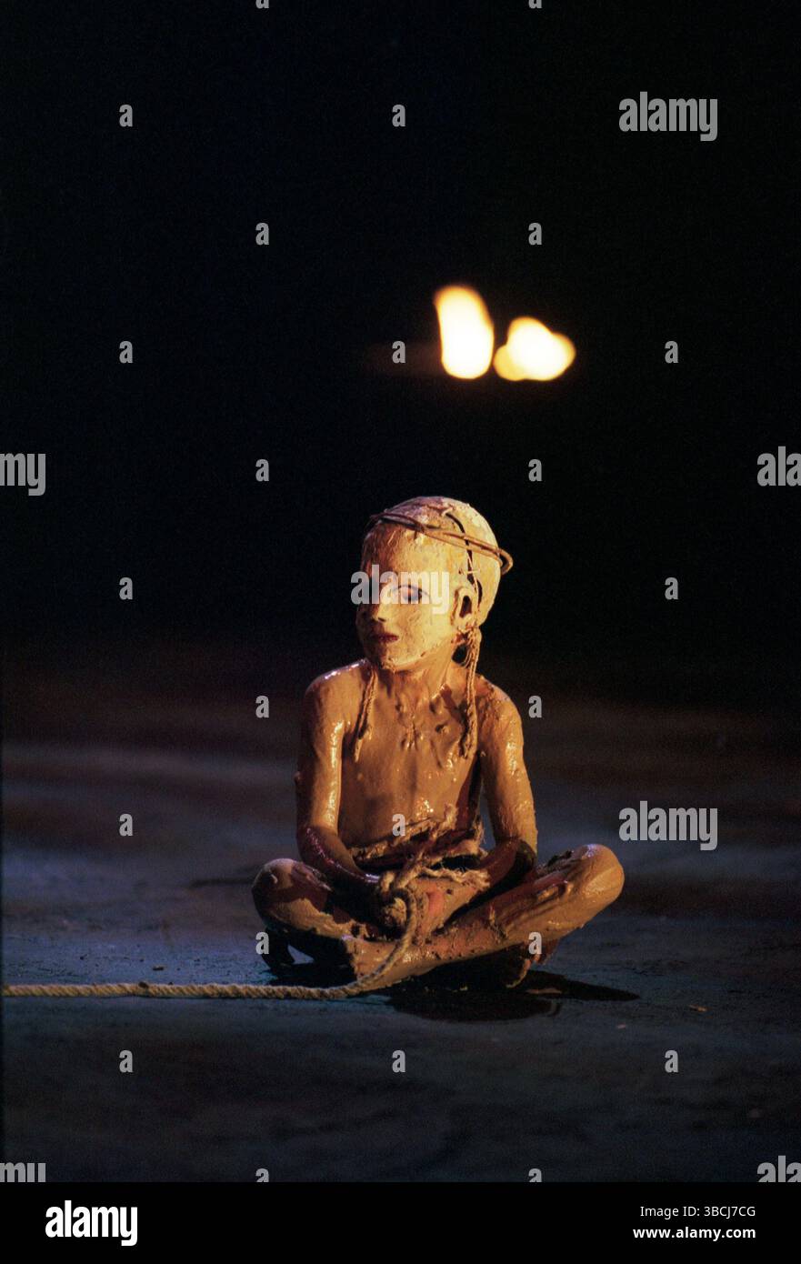 Kind in ÖDIPUS DER KÖNIG von Sophokles im Olivier Theatre, National Theatre (NT), London SE1 17/09/1996 Teil DER ÖDIPUS-THEATERSTÜCKE übersetzt von Ranjit Bolt Komponist: Judith Weir Design: Dionysis Fotopoulos Beleuchtung: Mark Henderson Regie: Peter Hall Stockfoto