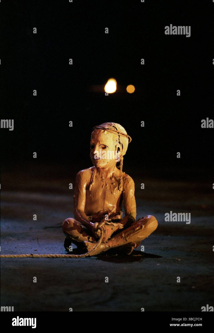 Kind in ÖDIPUS DER KÖNIG von Sophokles im Olivier Theatre, National Theatre (NT), London SE1 17/09/1996 Teil DER ÖDIPUS-THEATERSTÜCKE übersetzt von Ranjit Bolt Komponist: Judith Weir Design: Dionysis Fotopoulos Beleuchtung: Mark Henderson Regie: Peter Hall Stockfoto